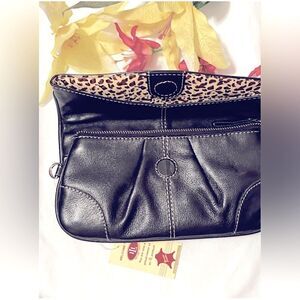 Tag attached ILI magnetic multi-pocket leather clutch w/ leopard pattern!